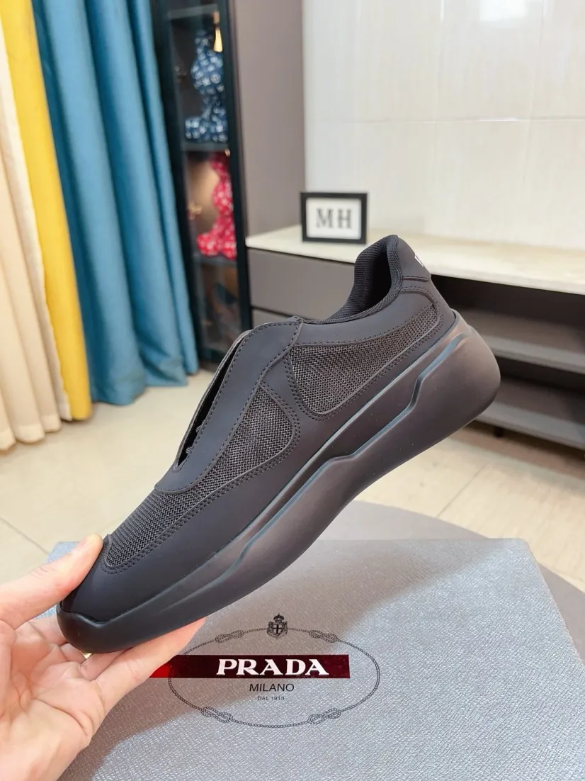 Men's shoes 💰420🌹🌹Prada is a luxurious and fashionable high-end product ✊🔥The perfect last shape and top-notch handcrafting make this shoe immediately create a strong aristocratic atmosphere. Imported first-layer cowhide with brogue carving crafts💋Genuine leather lining🎶Rubber combination outsole specially imported from France for leather shoes😍Color: Mysterious Black☕️Size 38～44